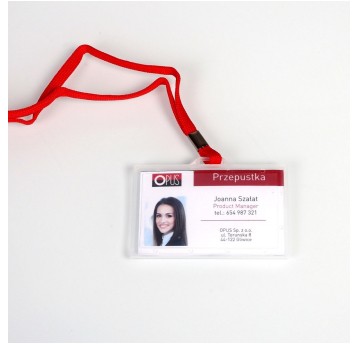 Identyfikator do kart OPUS 55 x 90mm z taśmą poziomy kol. przezroczysty uchwyt czerwony 50 szt. [401482]